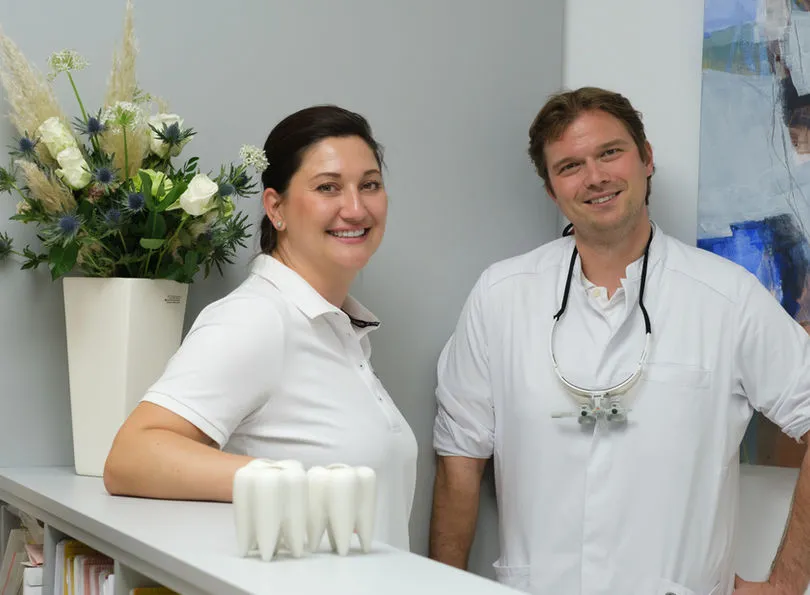 Dr. Anna-Maria Brenner und Dr. Thomas Poschmann in der Praxis