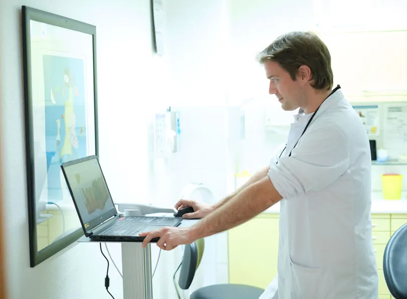 Dr. Thomas Poschmann bei der digitalen Diagnostik am Bildschirm