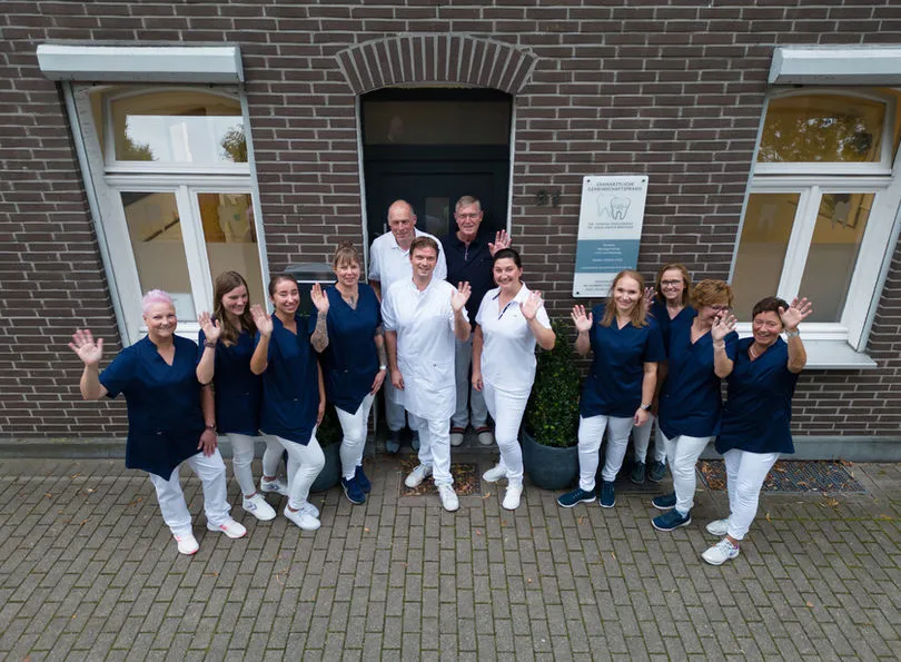 Das Praxisteam vor dem Praxisgebäude in Xanten-Marienbaum
