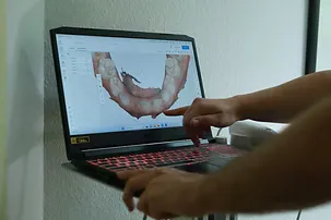 Digitale Aufnahme des Gebisses auf einem Bildschirm im Behandlungszimmer