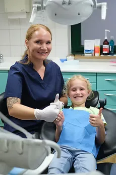 Kindgerechte Behandlungssituation im Behandlungszimmer