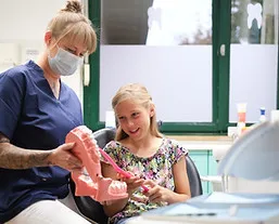 Prophylaxe-Behandlung eines Kindes im Behandlungszimmer der Praxis