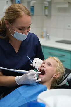 Zahnärztliche Betreuung eines jungen Patienten durch das Praxisteam